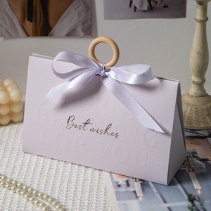 Sac cadeau en papier pliable en forme de triangle de style décontracté avec poignée en <span class=keywords><strong>bois</strong></span> circulaire pour mascara soins de la peau huile essentielle rouge à lèvres - Product Image 1