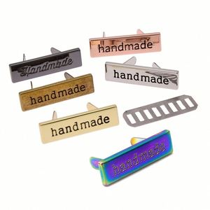 Étiquettes métalliques personnalisées de haute qualité, multicolores, avec logo artisanal, en alliage, faites à la main, pour vêtements et accessoires - Product Image 1