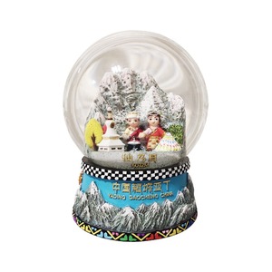 Globe d'eau de montagne enneigée Daocheng Yading, paysage du Tibet Xiannairi, souvenir de Chine, ornement paysager, cadeau de collection, décoration - Product Image 1