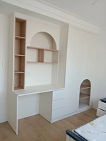 Armoire coulissante anti-poussière avec section de rangement dissimulée pour manteaux longs, idéale pour la maison de campagne, la chambre à coucher et l'organisation des vêtements.