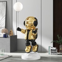 Sculpture créative d'astronaute en résine avec lumière LED lune, ornement de sol personnalisé pour la décoration intérieure, vente en gros directe d'usine