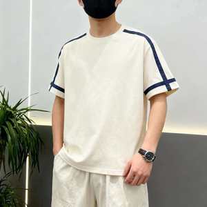 เสื้อยืดลายทางสีขาวสำหรับผู้ชาย แขนสั้น ทรงหลวม ระบายอากาศได้ดี เสื้อลำลองสำหรับวัยรุ่น - Product Image 2