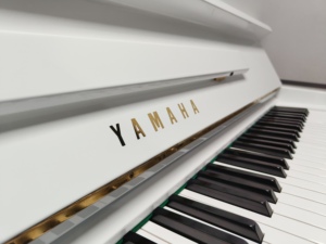 Piano Vertical Yamaha U1E de 88 Teclas, Color Blanco, Estilo Clásico, Teclas Contrapesadas, Montaje en Suelo, Tablero de Sonido de Madera Sólida 897619 - Product Image 6