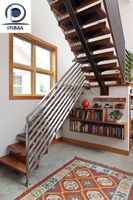 Escalier flottant moderne Prima avec marches en bois et main courante pour villas résidentielles et projets commerciaux intérieurs