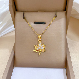 Collares Elegantes de Doble Capa con Diseño de Hoja de Arce, Estilo Lujoso para Mujer - Product Image 1