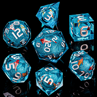 Jeu de dés à noyau liquide en forme de poisson bleu avec des dés en forme de dragon à tranchants en résine compatibles avec les jeux de rôle D & D faits à la main