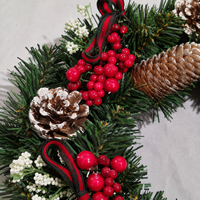 Großhandel Künstlicher Weihnachtskranz aus PVC mit Tannenzapfen, roten Beeren und Band für Tür- und Wanddekoration zu Feiertagen