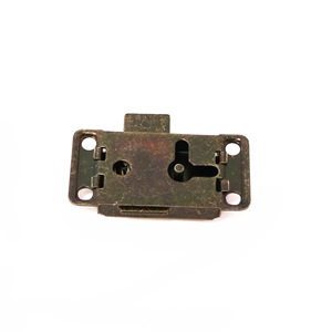 Cerradura de estilo victoriano para muebles con llave y placa de escutcheon para uso en armarios, construcción de metal duradero. - Product Image 3