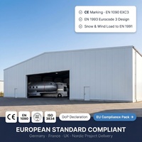 Hangar d'avion en structure métallique, bâtiment préfabriqué en acier robuste avec une grande portée et un design clair