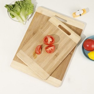Planche à découper et à servir en bois d'acacia massif avec rainure pour jus, idéale pour le fromage, le pain, les fruits et la viande, en vente par un exportateur indien. - Product Image 1