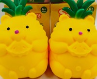 Nieuwe realistische grote ananasbeer van plastic TPR, traag rijzende stressverlichtende decompressie fidget toy, schattig fruit ornament voor jongens