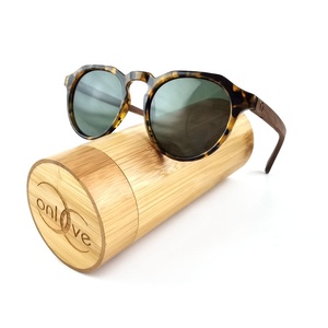 Nueva llegada Gafas de sol redondas con estilo con marco de plástico <span class=keywords><strong>café</strong></span> o gris Logotipo personalizado Ligero y cómodo Templo de madera - Product Image 1