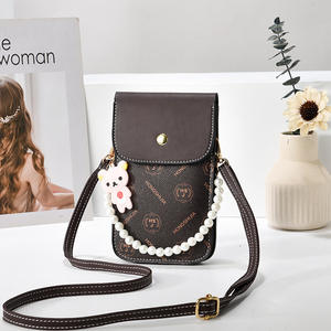 Bolso Bandolera Pequeño con Patrón Monograma Vintage, Adorno de Oso Adorable <span class=keywords><strong>y</strong></span> Cadena de Perlas para Uso Diario - Product Image 4