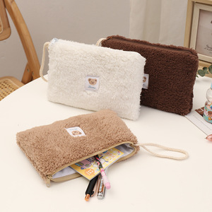Trousse de maquillage portable style Ins et coréen, grande capacité, avec fermeture éclair, en peluche, avec dragonne, motif ours mignon, style célébrité internet, pour le voyage - Product Image 3