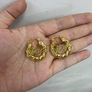 Pendientes de Aro con Letras Personalizadas para Niños, Diseño Geométrico Moderno, Chapados en Oro sobre Acero Inoxidable, Regalo con Nombre en Inglés - Product Image 2