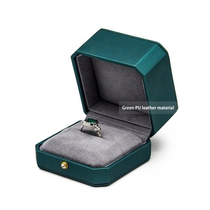 Scatola Portagioie per Anello Verde Scuro in Similpelle con Luce LED Integrata e Bottone a Pressione con Pietra Incastonata - Product Image 6