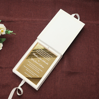 Boîte cadeau d'invitation de mariage minimaliste en velours blanc cassé avec carte en acrylique miroir doré et texte estampé à chaud pour cérémonie de mariage