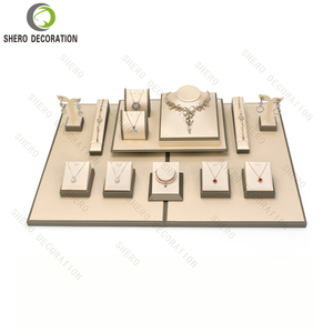 Expositor de joyería de cuero PU color champán con logotipo personalizado, soporte para collares, anillos y pendientes para mostrador de tienda de joyería. - Product Image 6