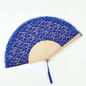 Éventail pliant promotionnel personnalisé en bois et tissu blanc pour enterrement de vie de jeune fille ou mariage - Product Image 1