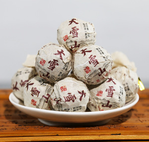 Té Pu'er Crudo Da Xue Shan, Mini Bolas <span class=keywords><strong>de</strong></span> Té en Forma <span class=keywords><strong>de</strong></span> Perla <span class=keywords><strong>de</strong></span> Dragón, <span class=keywords><strong>de</strong></span> Árboles Antiguos <span class=keywords><strong>de</strong></span> Yunnan Lincang, <span class=keywords><strong>de</strong></span> Alta Gama, Venta al por Mayor, 7g*10 Unidades en Papel - Product Image 1