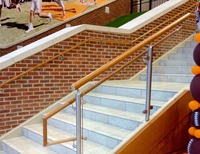 Balustrade en verre avec poteaux en aluminium écologiques pour projets de construction durables, sans entretien et à longue durée de vie