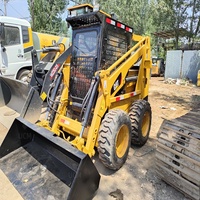 Chargeuse compacte sur pneus CAT 226D d'occasion, mini-chargeuse en bon état, équipement de travail pour espaces étroits