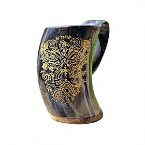 Mug en corne artisanal avec poignée, design nordique, gravure dorée, vaisselle écologique, mug en corne - Product Image 1