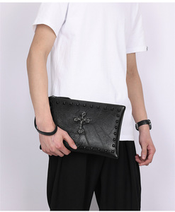 Solo 100 borsa <span class=keywords><strong>a</strong></span> <span class=keywords><strong>mano</strong></span> da <span class=keywords><strong>uomo</strong></span> in PU di qualità <span class=keywords><strong>a</strong></span> sinistra con decorazione <span class=keywords><strong>a</strong></span> bullone in metallo con teschio, custodia da <span class=keywords><strong>uomo</strong></span> portatile di grandi dimensioni - Product Image 4