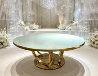 Table de banquet ronde de luxe en cristal avec base en grille dorée pour la location d'événements hôteliers