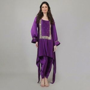 Conjunto de caftán diseñado para mujeres modernas, estilo top y pantalón dhoti, color morado, con cuentas y trabajo de lentejuelas. - Product Image 1