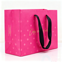 Sacs en papier magenta imprimés avec estampage à chaud, poignées en ruban, emballage cosmétique personnalisé, sacs cadeaux pour parfums, fournis directement par l'usine