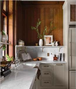 Cocina Francesa Cremosa: Ventanas Arqueadas, Detalles de Latón, la Cocina se Siente como Estar en un Café de París - Product Image 3