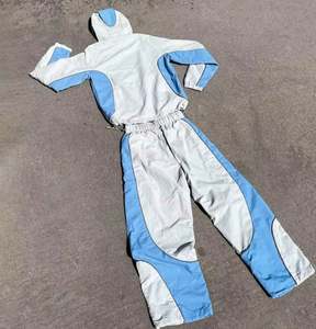 ชุดกีฬาผู้ชายแบบมีฮู้ด แจ็คเก็ตไนลอนกันลม แห้งเร็ว สีสันตัดกัน ซิปหน้า พร้อมกางเกงขายาว - Product Image 2