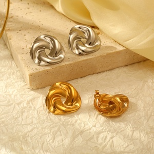 Achat en gros : Boucles d'oreilles clous élégantes vintage en acier inoxydable plaqué or 18 carats, motifs irréguliers ajourés tressés, pour femmes - Product Image 2