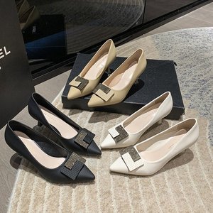 <span class=keywords><strong>Scarpe</strong></span> da <span class=keywords><strong>Donna</strong></span> Eleganti in Vera Pelle con <span class=keywords><strong>Tacco</strong></span> Alto, Sexy e alla Moda, con <span class=keywords><strong>Borchie</strong></span> e Punta Affusolata - Product Image 1