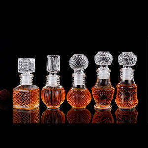 Commercio all'ingrosso 50ml di lusso Mini vuoto acqua acqua di vetro bottiglia di vino whisky Decanter per alcol <span class=keywords><strong>liquore</strong></span> di nozze <span class=keywords><strong>bomboniere</strong></span> - Product Image 4