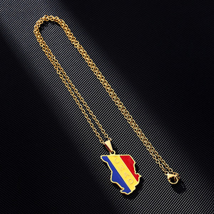 Collier en acier inoxydable plaqué or 18 carats avec chaîne à maillons classiques et émail <span class=keywords><strong>carte</strong></span> du drapeau national, vente en gros - Product Image 3