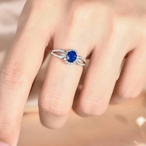 Anello a doppio strato con fiore geometrico per donna, elegante gioiello da dito alla moda e di lusso - Product Image 3