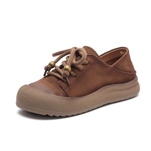 Baskets blanches de style vintage pour femmes. Bout rond, semelle souple. Tige en cuir fabriquée en cuir de vachette de première qualité. Chaussures décontractées pour femmes. - Product Image 4