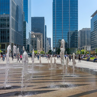 Grande fontaine interactive extérieure à eau sèche, fontaine musicale dansante programmée, aménagement paysager pour place urbaine