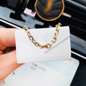 Diffuseur d'aromathérapie pour voiture en forme de mini sac de luxe en gypse, clip de ventilation portable, parfum longue durée pour femmes et filles - Product Image 1