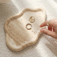 Plateau de rangement unique en travertin beige naturel irrégulier sculpté, style nordique, pour bijoux, maquillage, décoration maison, mariage, Noël
