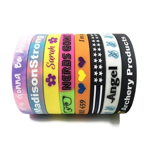 Promocional Debossed con pulseras de silicona rellenas de <span class=keywords><strong>color</strong></span> Logotipo personalizado Pulsera de silicona inyectada con tinta - Product Image 1