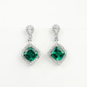 Boucles d'oreilles pendantes en argent sterling 925 avec émeraude ovale de laboratoire et halo de zirconiums, motif floral plaqué or pour mariage - Product Image 1