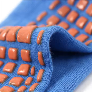 Chaussettes antidérapantes personnalisées avec logo pour trampoline, vente en gros, pour adultes et enfants, chaussettes à grip personnalisées pour parc de trampolines et sports - Product Image 4