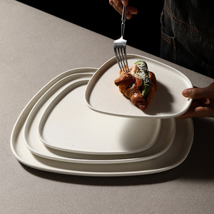 Ensemble d'<span class=keywords><strong>assiettes</strong></span> de présentation en céramique beige mat irrégulières, vaisselle de luxe pour hôtels et restaurants, assiette à dîner mate de style japonais - Product Image 1