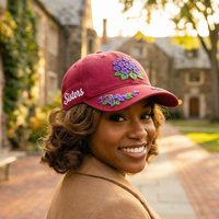 Casquette de baseball blanche brodée personnalisée IWFMSWIWFM, motif fleur violette africaine, 6 panneaux, style sororité grecque, motif à pois et losanges