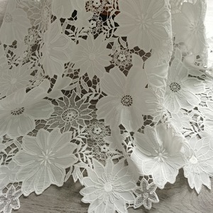 <span class=keywords><strong>Tissu</strong></span> en dentelle 100% polyester blanc avec broderie florale large sur toute la surface, <span class=keywords><strong>tissu</strong></span> en dentelle lourdement brodé pour robes de mariée et artisanat - Product Image 1