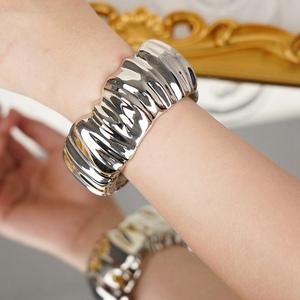 Bracciale a Polsino in Lega di Zinco Argentato con Design Arrotondato e Massiccio, Vendita Diretta dalla Fabbrica, Accessori in Acciaio Inossidabile per Donna - Product Image 3