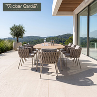 Grand ensemble de salle à manger d'extérieur avec fauteuils en corde tressée et table ovale spacieuse pour villa, resort ou terrasse